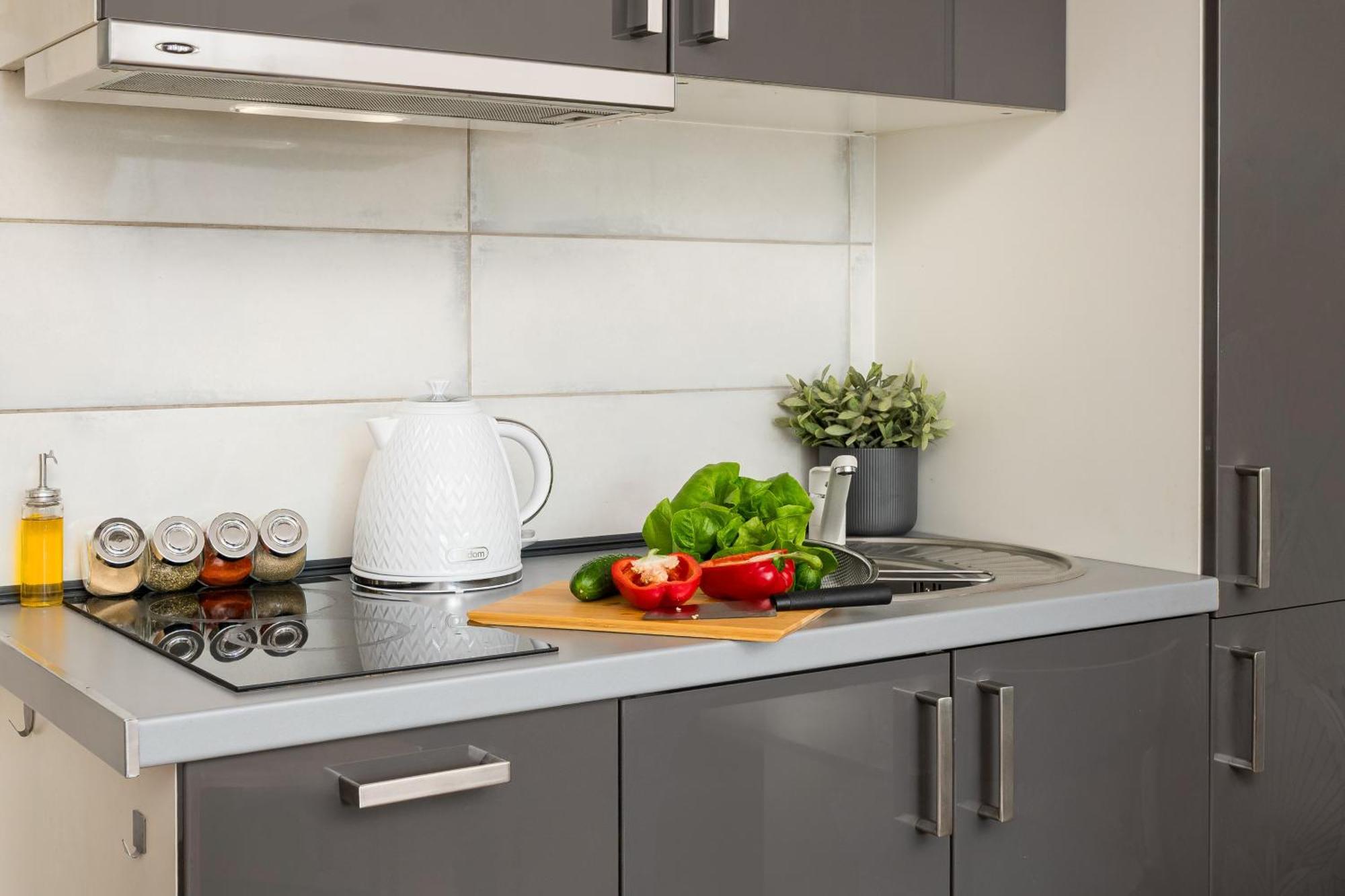 Lovely Boutique 2x1br Nearby Chopin Airport & 15 Min To Centre By Tram Lägenhet *
