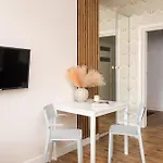 Lovely Boutique Studios 2X1Br Nearby Chopin Airport & 15 Min To Centre By Tram