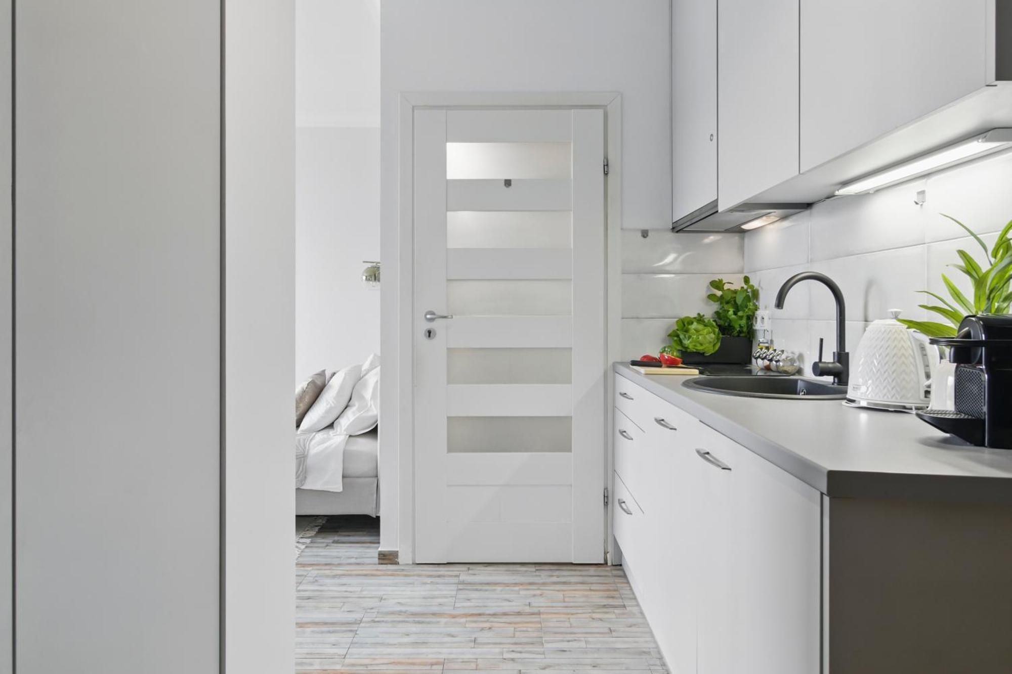Apartament Lovely Boutique 2x1br Nearby Chopin Airport & 15 Min To Centre By Tram